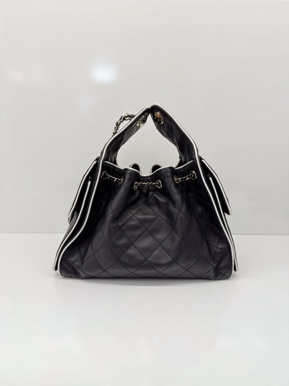 BLACK WHITE CALFSKIN CHANEL 25 SMALL HANDBAG GOLD-TONE METAL