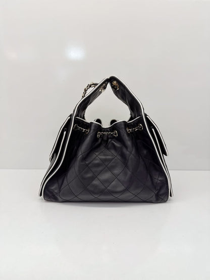 BLACK WHITE CALFSKIN CHANEL 25 SMALL HANDBAG GOLD-TONE METAL