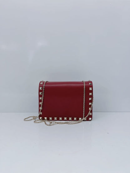 BURGUNDY LEATHER ROCKSTUD FLAP CHAIN CLUTCH