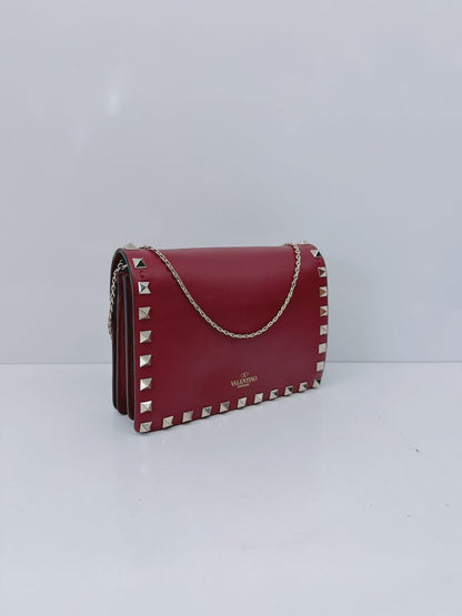 BURGUNDY LEATHER ROCKSTUD FLAP CHAIN CLUTCH