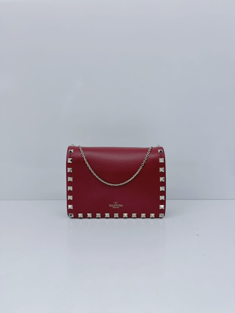 BURGUNDY LEATHER ROCKSTUD FLAP CHAIN CLUTCH