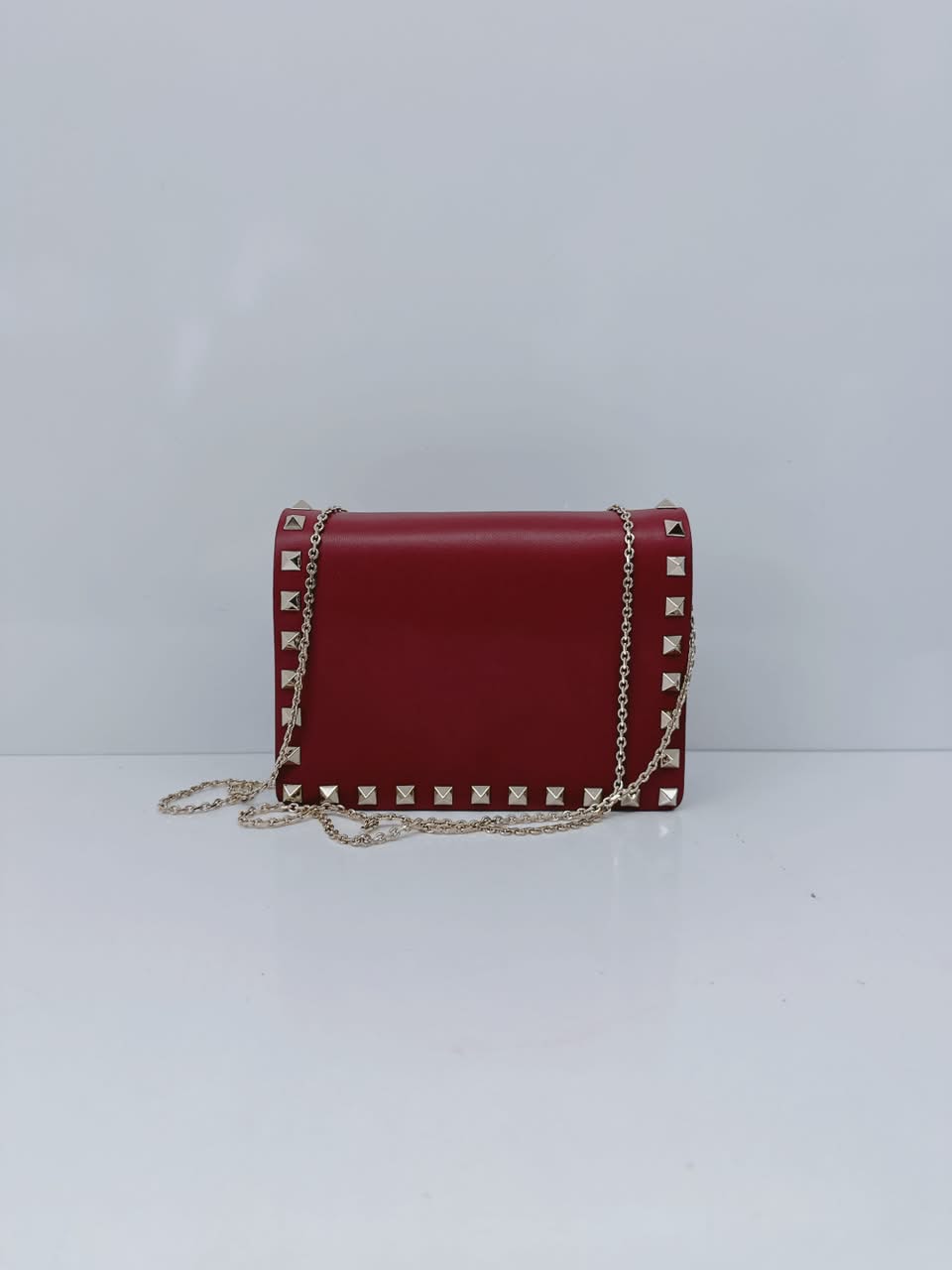 BURGUNDY LEATHER ROCKSTUD FLAP CHAIN CLUTCH