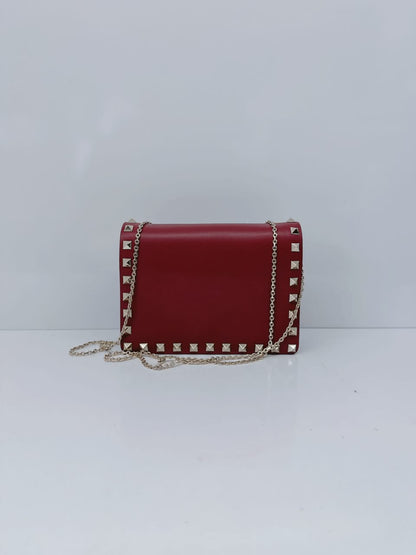 BURGUNDY LEATHER ROCKSTUD FLAP CHAIN CLUTCH
