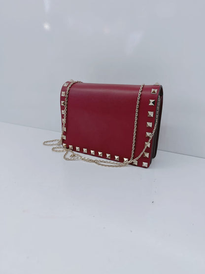 BURGUNDY LEATHER ROCKSTUD FLAP CHAIN CLUTCH