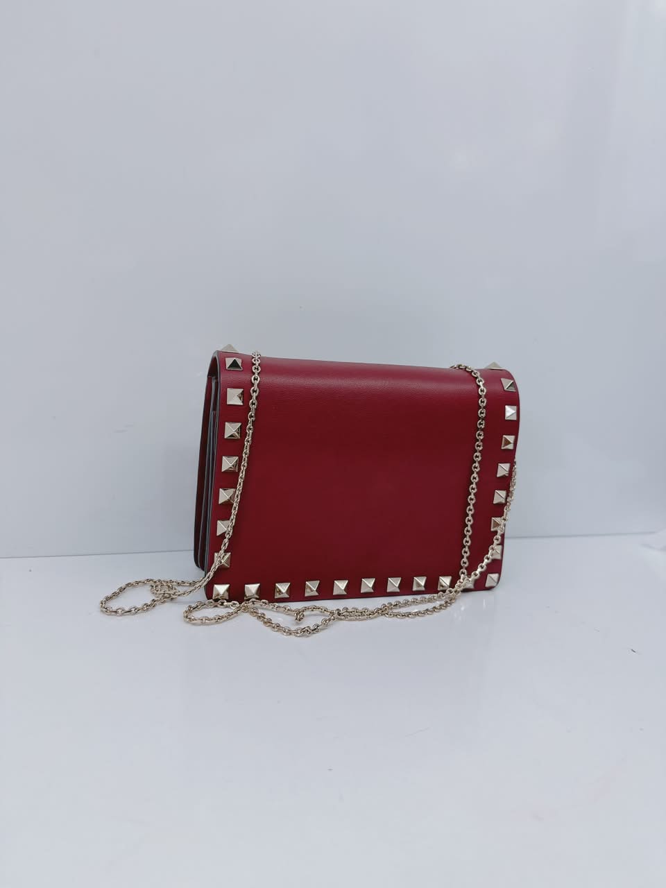 BURGUNDY LEATHER ROCKSTUD FLAP CHAIN CLUTCH