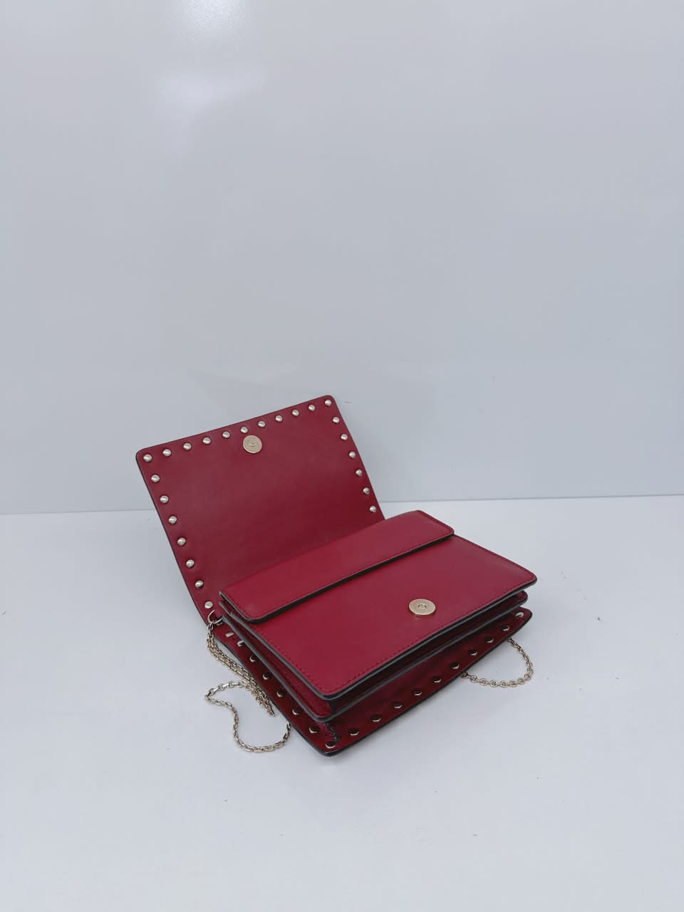 BURGUNDY LEATHER ROCKSTUD FLAP CHAIN CLUTCH