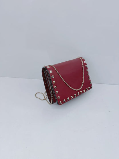 BURGUNDY LEATHER ROCKSTUD FLAP CHAIN CLUTCH