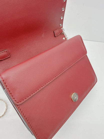 BURGUNDY LEATHER ROCKSTUD FLAP CHAIN CLUTCH