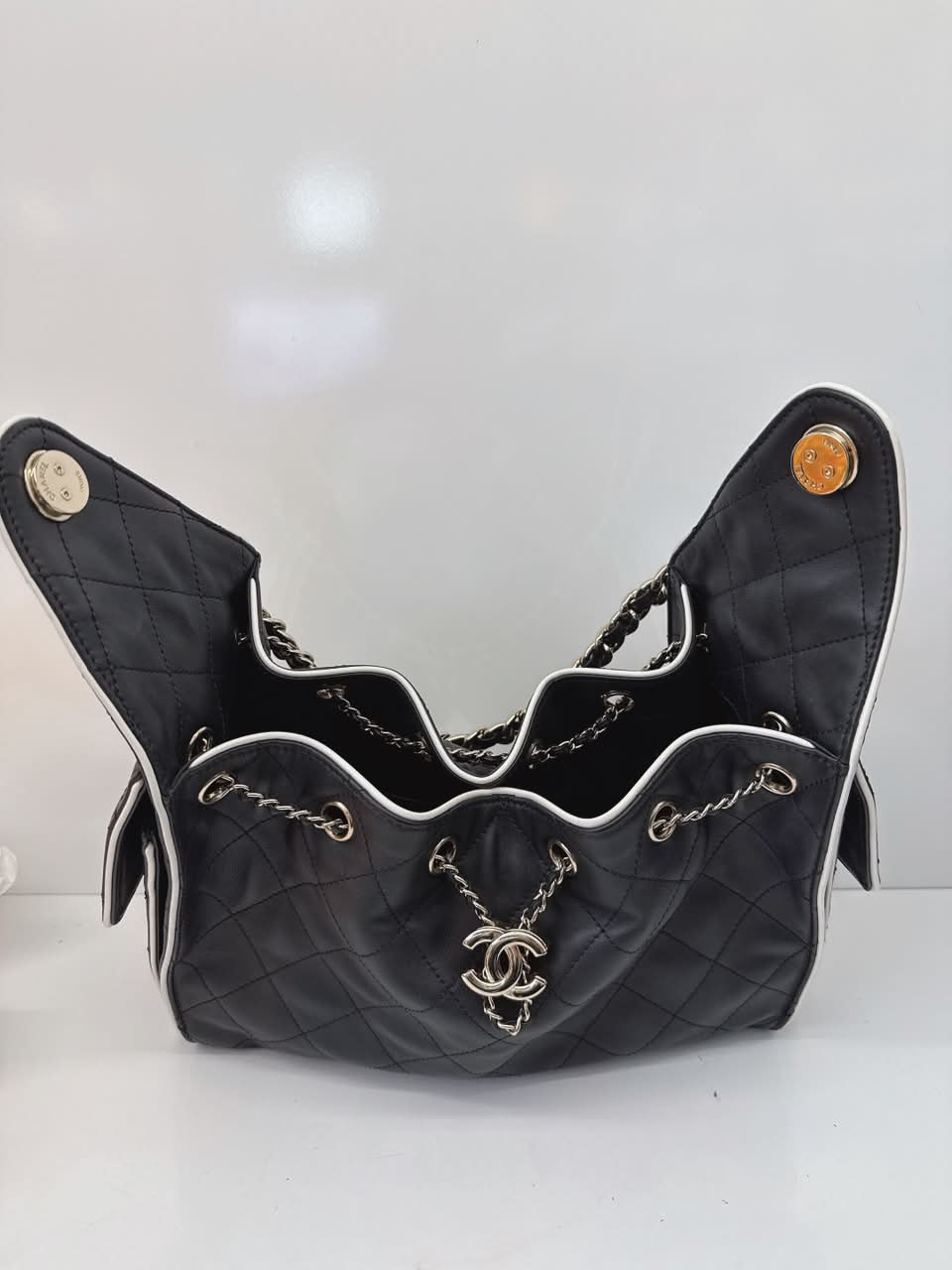BLACK WHITE CALFSKIN CHANEL 25 SMALL HANDBAG GOLD-TONE METAL