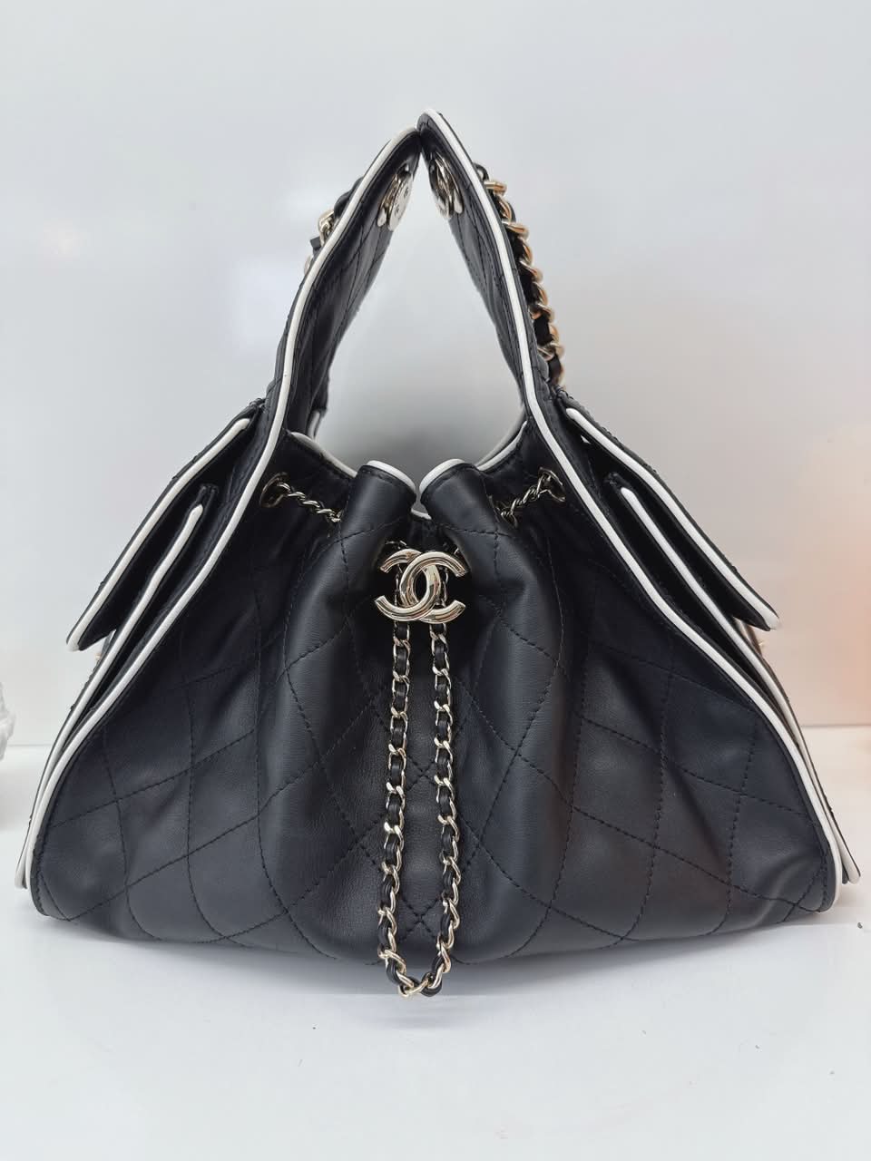 BLACK WHITE CALFSKIN CHANEL 25 SMALL HANDBAG GOLD-TONE METAL