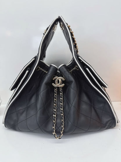 BLACK WHITE CALFSKIN CHANEL 25 SMALL HANDBAG GOLD-TONE METAL