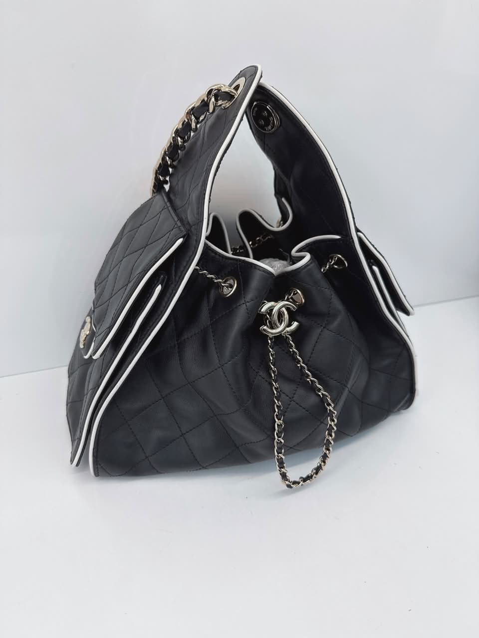 BLACK WHITE CALFSKIN CHANEL 25 SMALL HANDBAG GOLD-TONE METAL