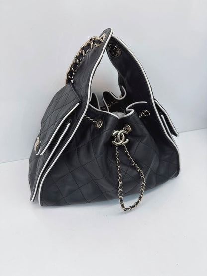 BLACK WHITE CALFSKIN CHANEL 25 SMALL HANDBAG GOLD-TONE METAL