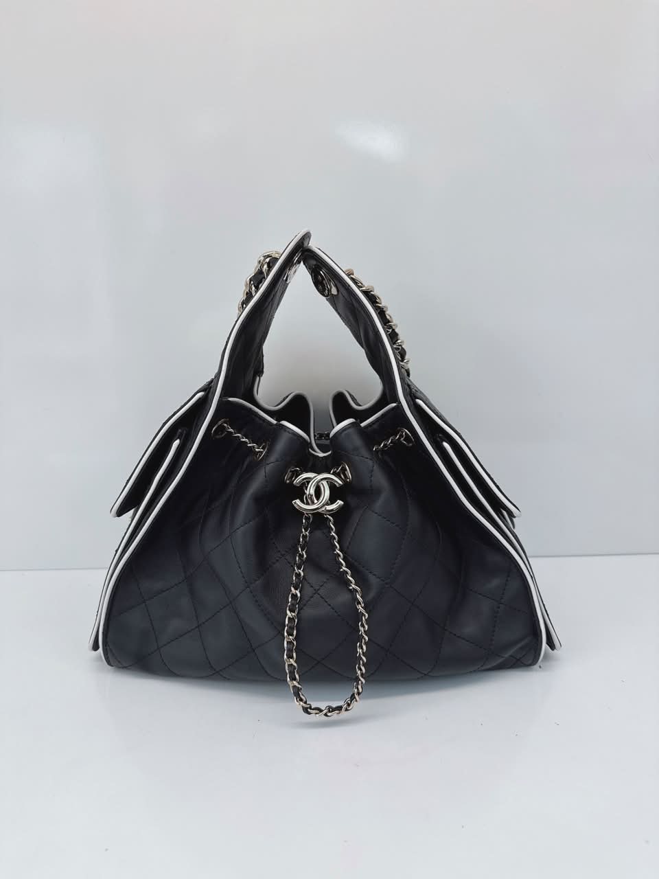 BLACK WHITE CALFSKIN CHANEL 25 SMALL HANDBAG GOLD-TONE METAL