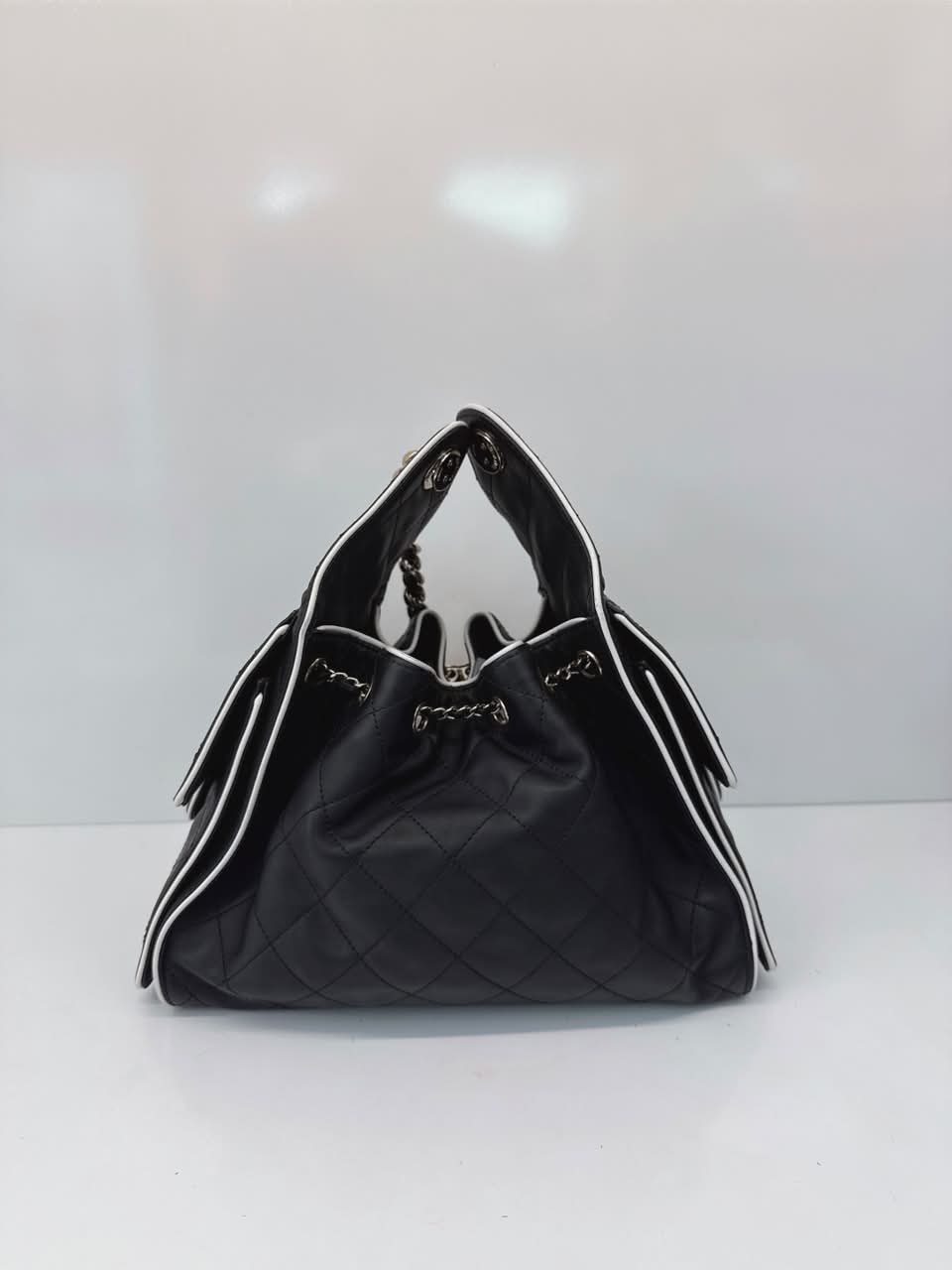 BLACK WHITE CALFSKIN CHANEL 25 SMALL HANDBAG GOLD-TONE METAL
