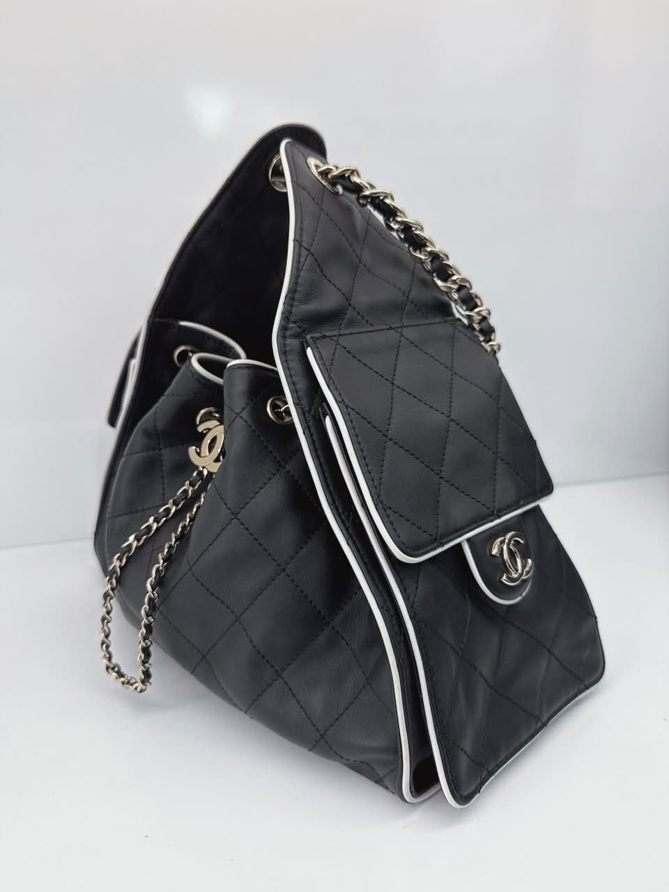 BLACK WHITE CALFSKIN CHANEL 25 SMALL HANDBAG GOLD-TONE METAL