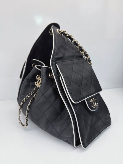 BLACK WHITE CALFSKIN CHANEL 25 SMALL HANDBAG GOLD-TONE METAL