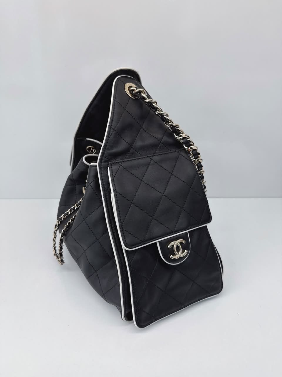 BLACK WHITE CALFSKIN CHANEL 25 SMALL HANDBAG GOLD-TONE METAL
