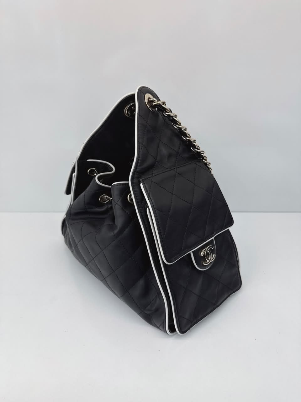 BLACK WHITE CALFSKIN CHANEL 25 SMALL HANDBAG GOLD-TONE METAL