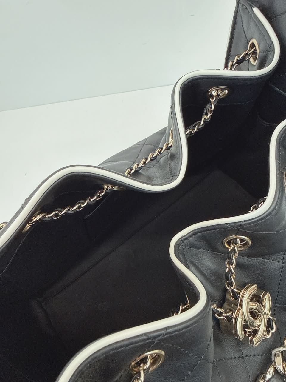 BLACK WHITE CALFSKIN CHANEL 25 SMALL HANDBAG GOLD-TONE METAL