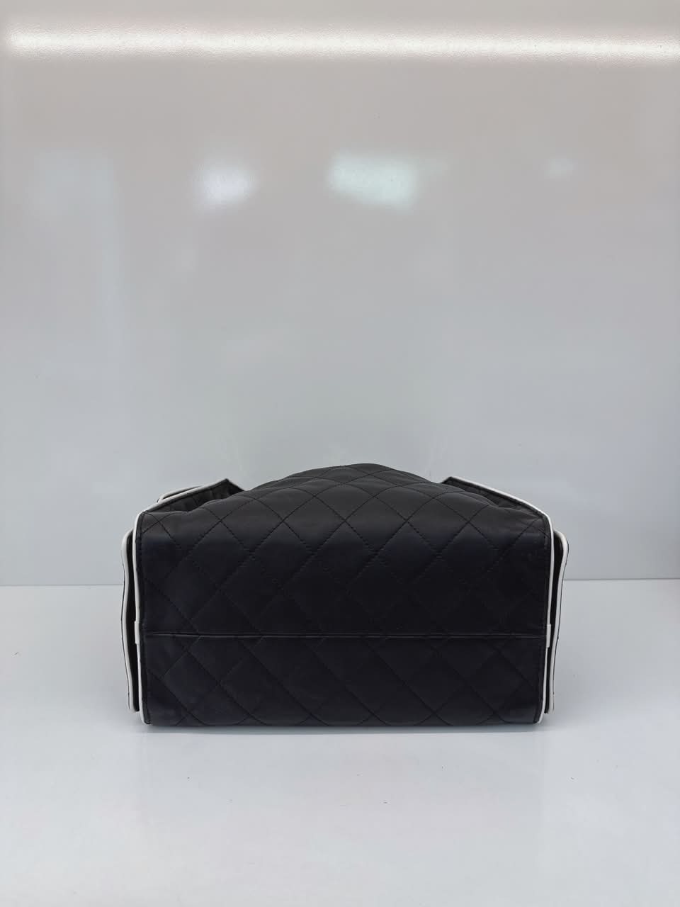 BLACK WHITE CALFSKIN CHANEL 25 SMALL HANDBAG GOLD-TONE METAL
