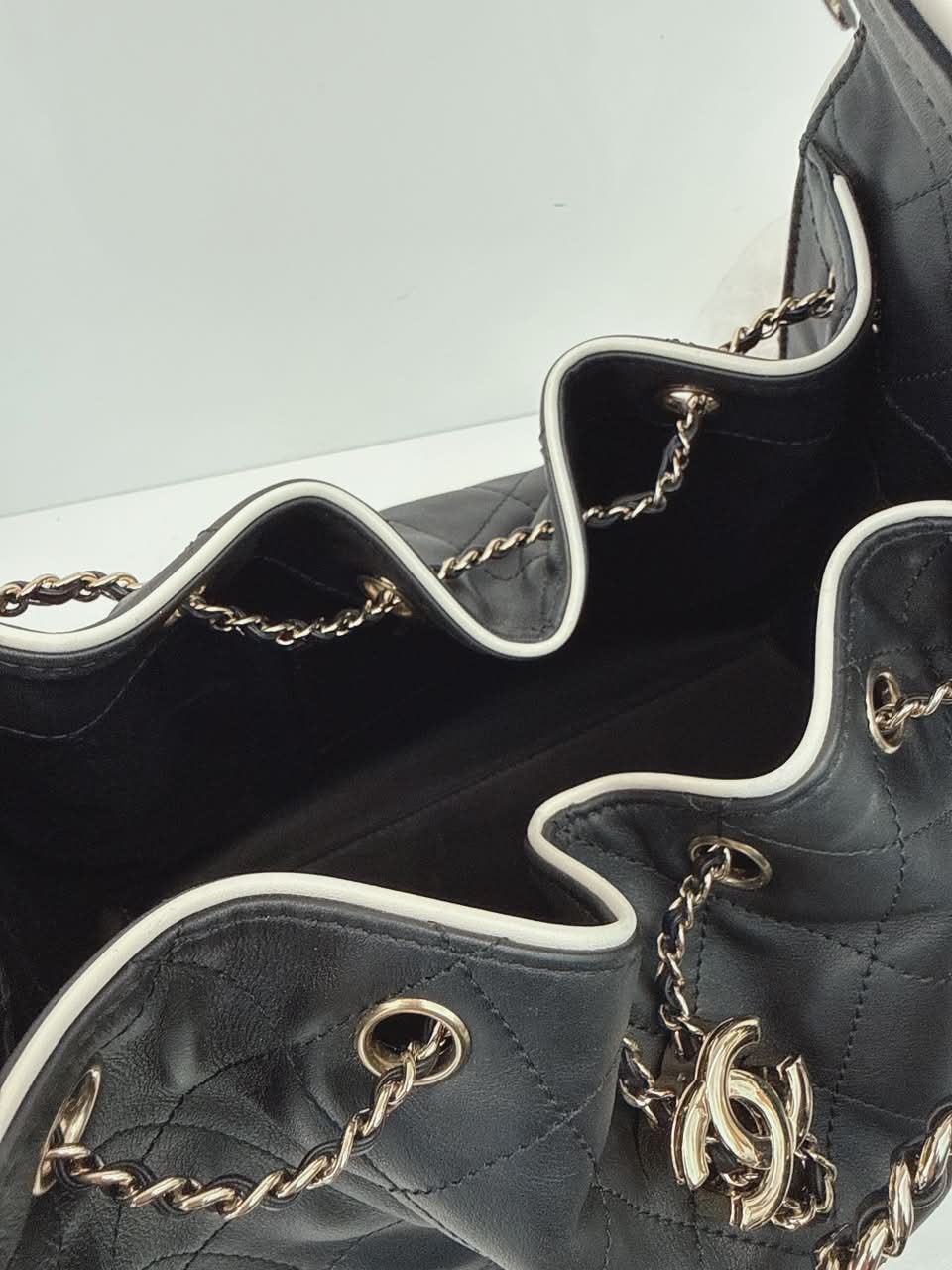 BLACK WHITE CALFSKIN CHANEL 25 SMALL HANDBAG GOLD-TONE METAL