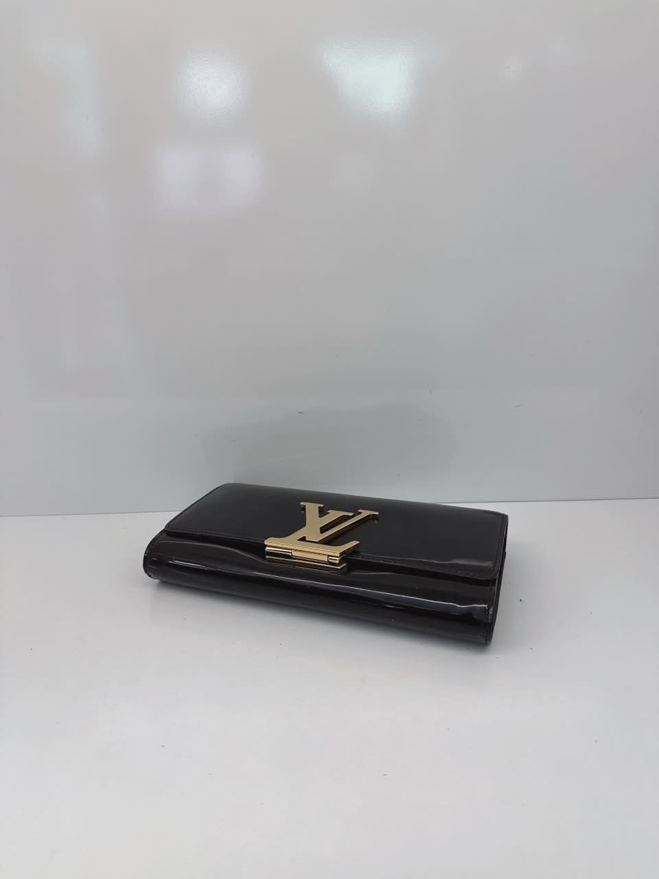 BLACK VERNIS LOUISE CLUTCH