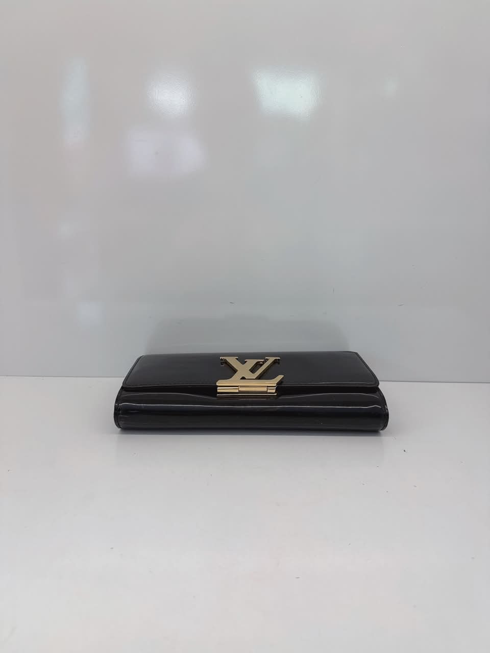 BLACK VERNIS LOUISE CLUTCH