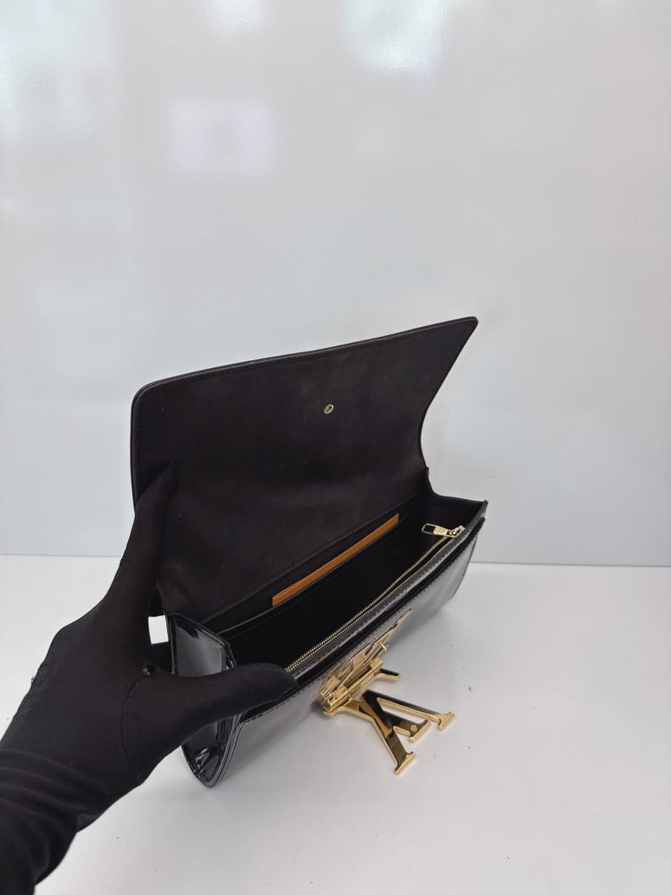 BLACK VERNIS LOUISE CLUTCH