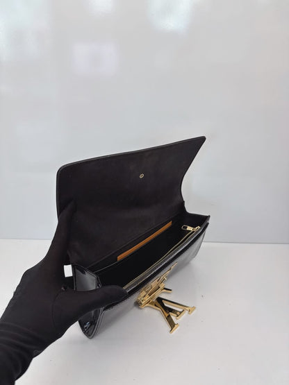 BLACK VERNIS LOUISE CLUTCH