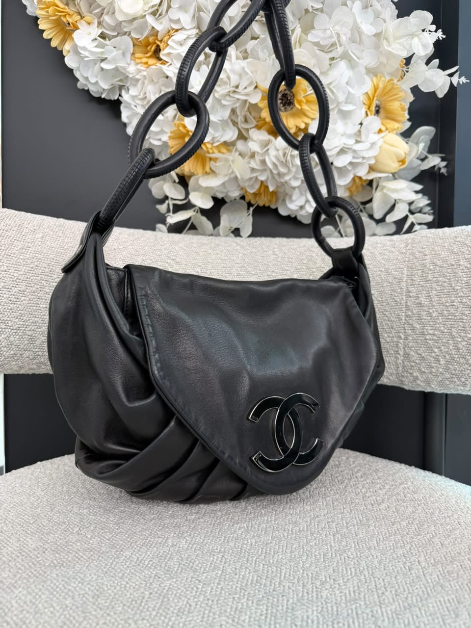 BLACK PLEATED RINGS CC FLAP SHOULDE BAG