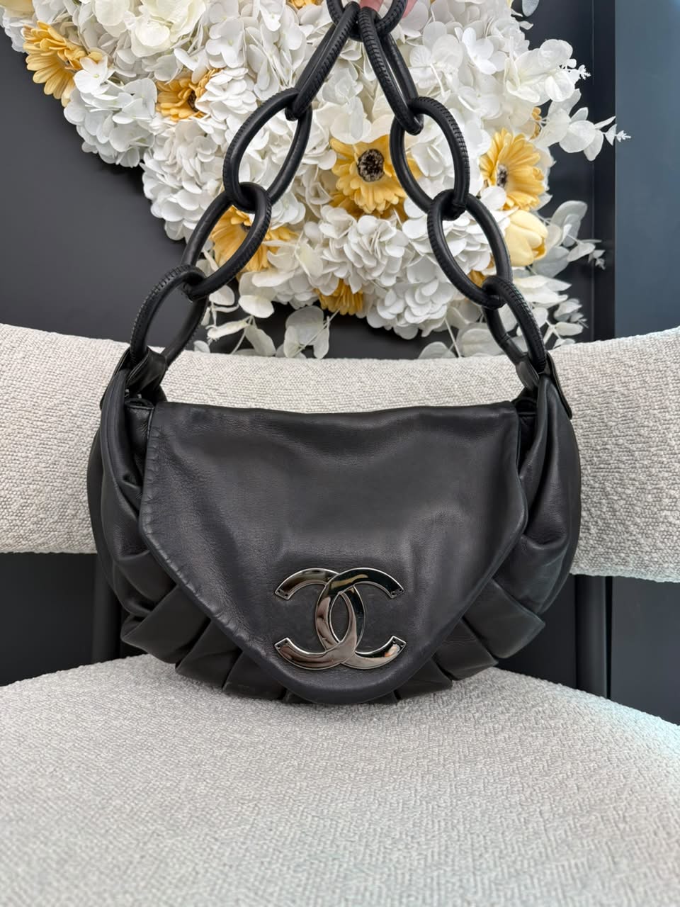 BLACK PLEATED RINGS CC FLAP SHOULDE BAG