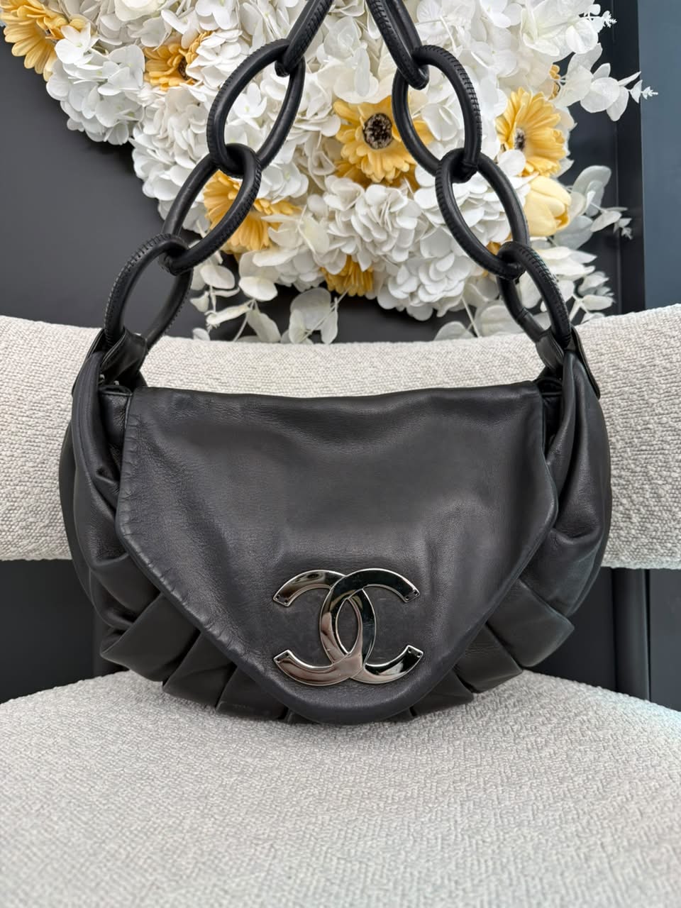 BLACK PLEATED RINGS CC FLAP SHOULDE BAG