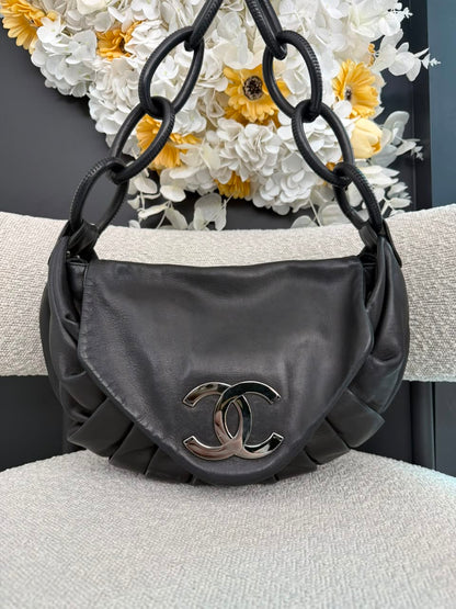 BLACK PLEATED RINGS CC FLAP SHOULDE BAG