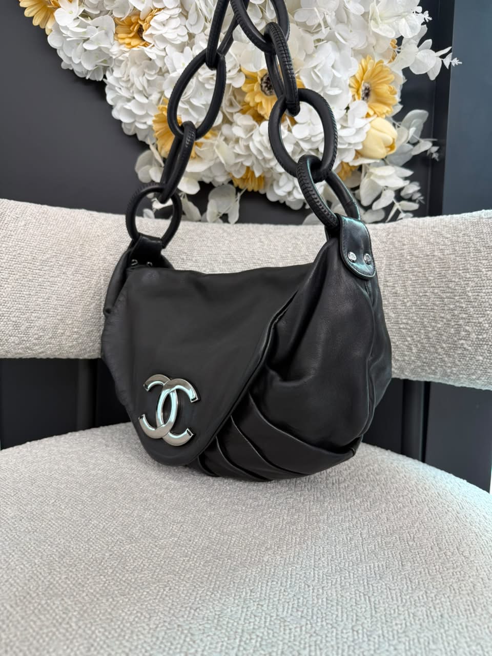 BLACK PLEATED RINGS CC FLAP SHOULDE BAG