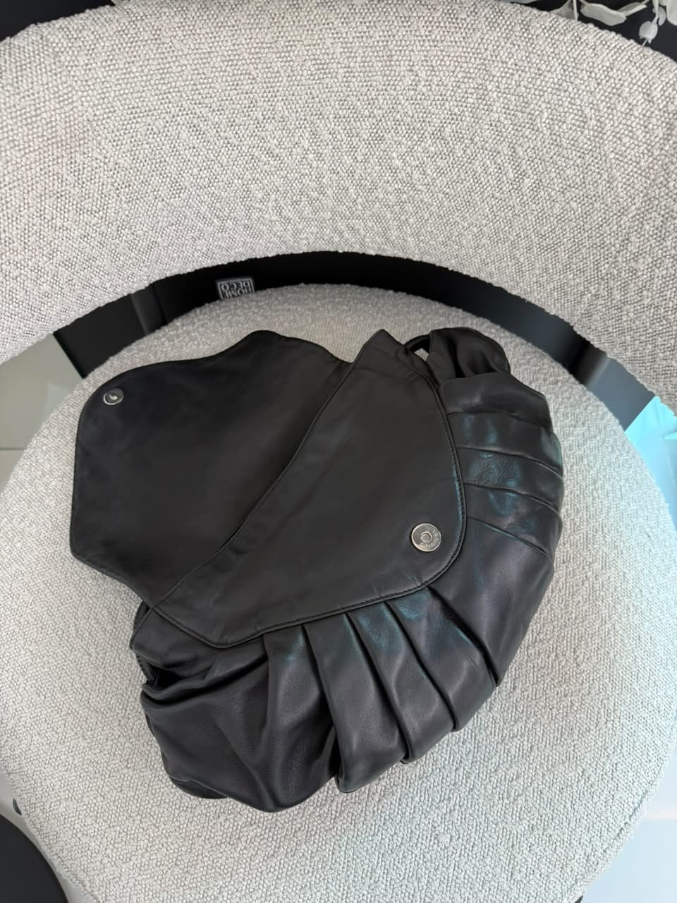 BLACK PLEATED RINGS CC FLAP SHOULDE BAG
