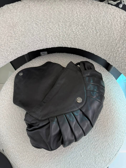 BLACK PLEATED RINGS CC FLAP SHOULDE BAG
