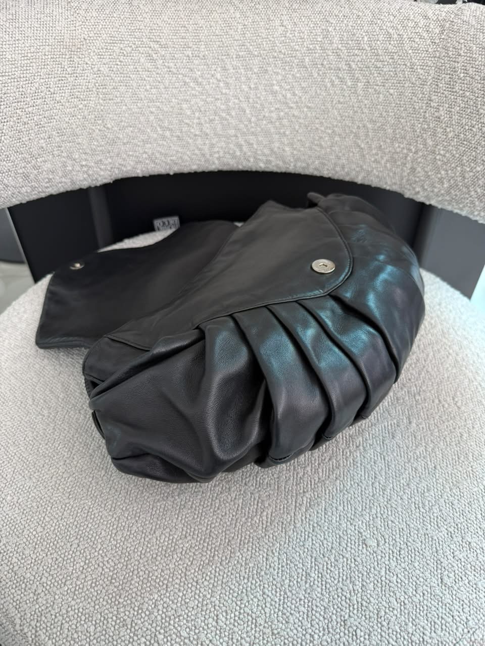 BLACK PLEATED RINGS CC FLAP SHOULDE BAG