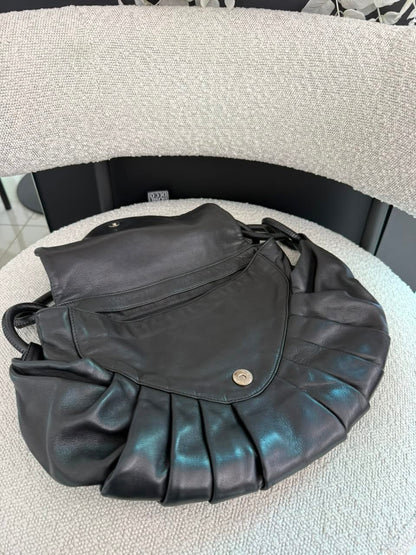 BLACK PLEATED RINGS CC FLAP SHOULDE BAG