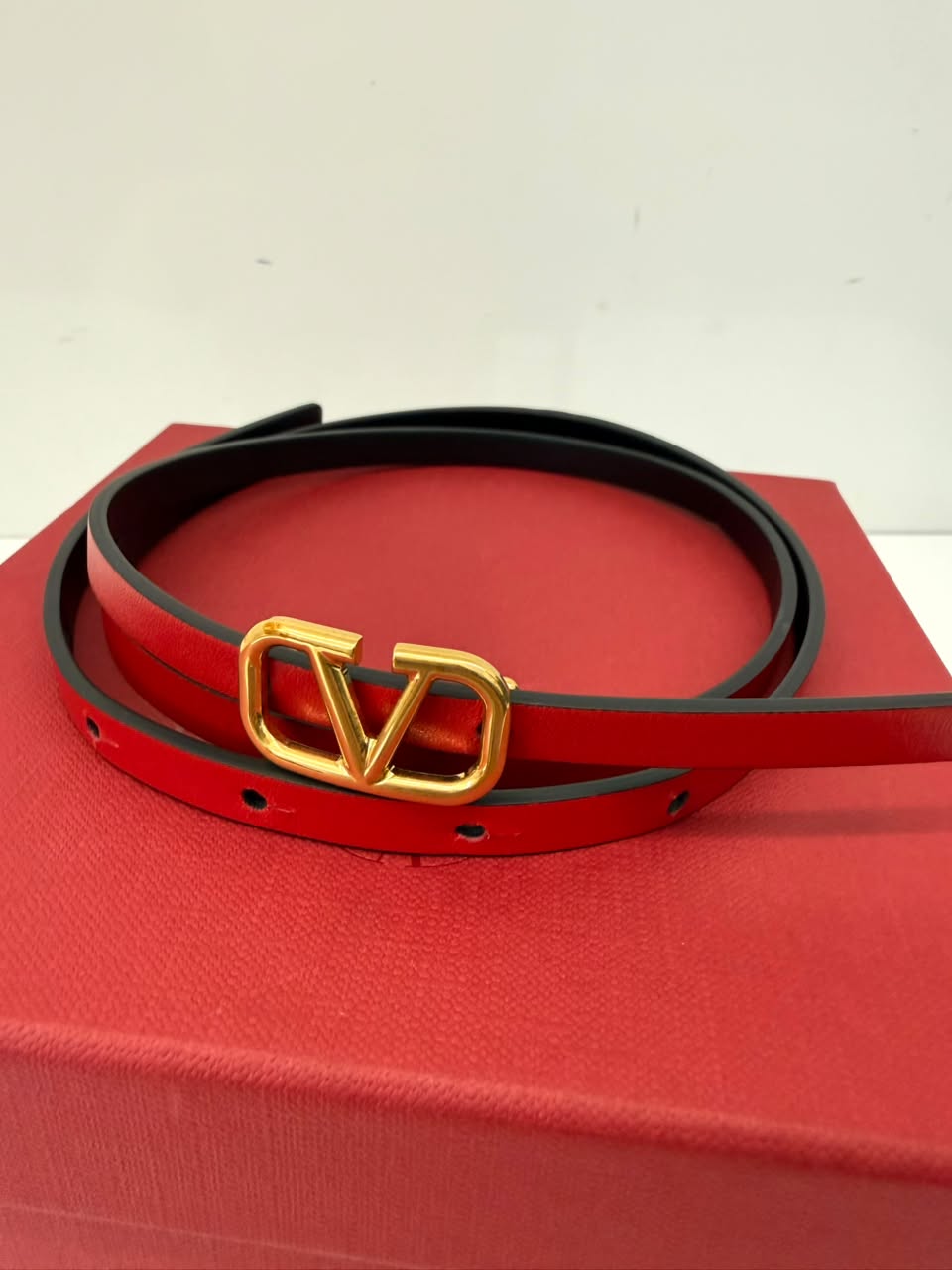 RED BLACK LEATHER REVERSIBLE NARROW V LOGO BELT 70CM