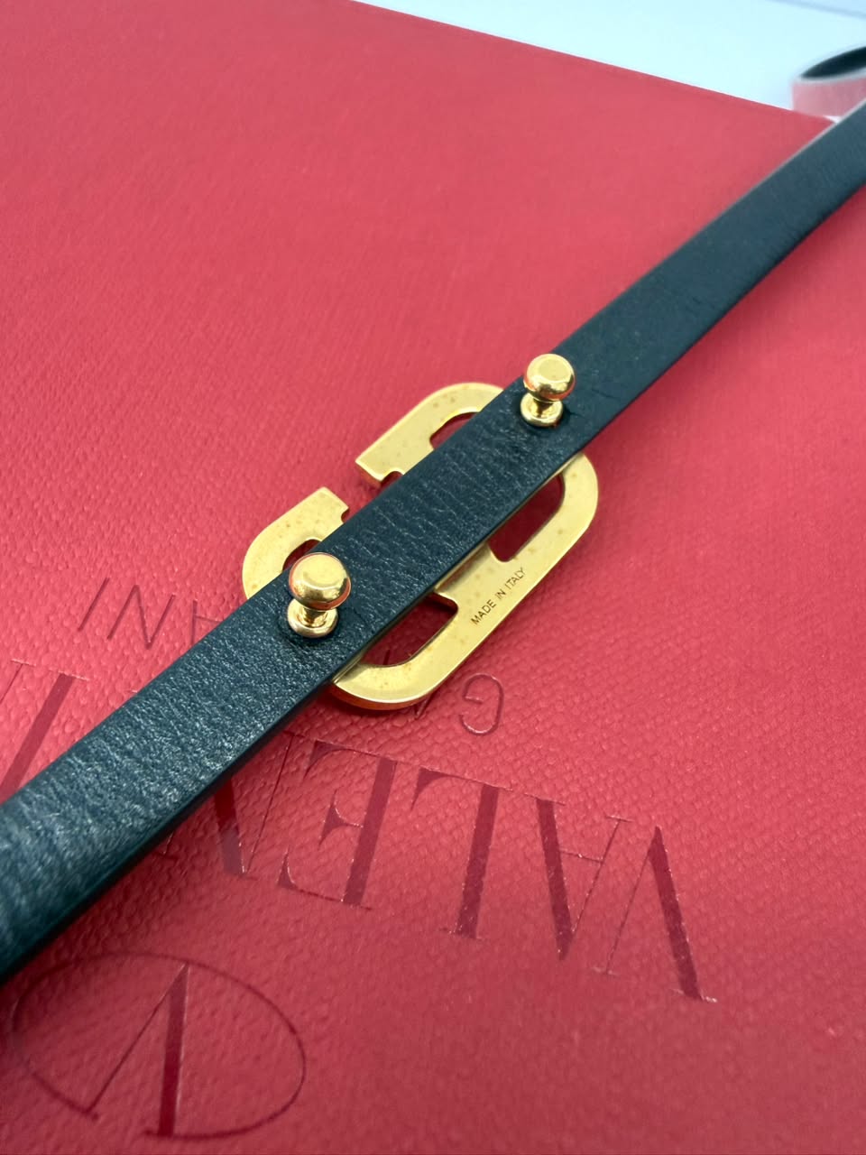 RED BLACK LEATHER REVERSIBLE NARROW V LOGO BELT 70CM