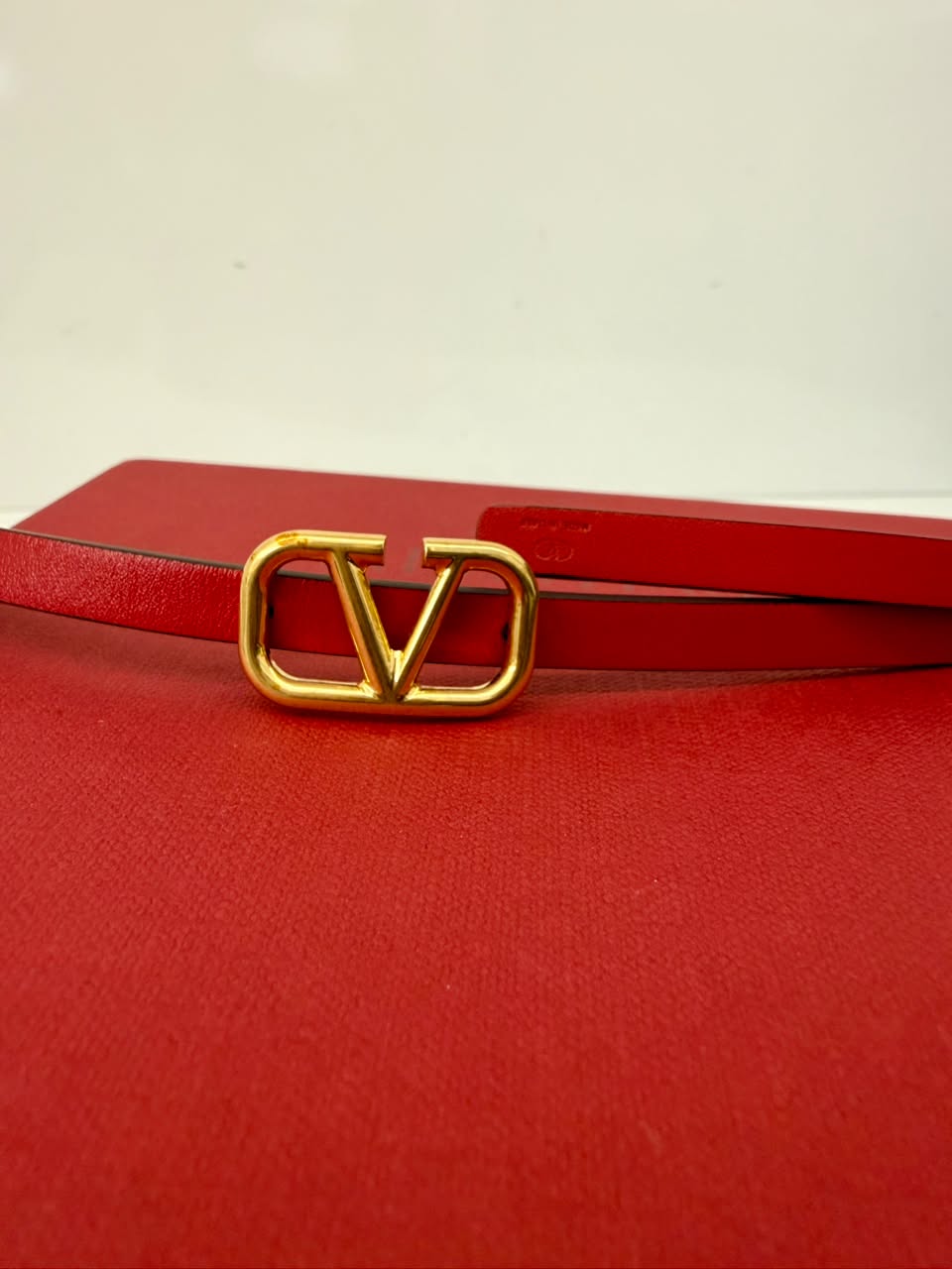 RED BLACK LEATHER REVERSIBLE NARROW V LOGO BELT 70CM