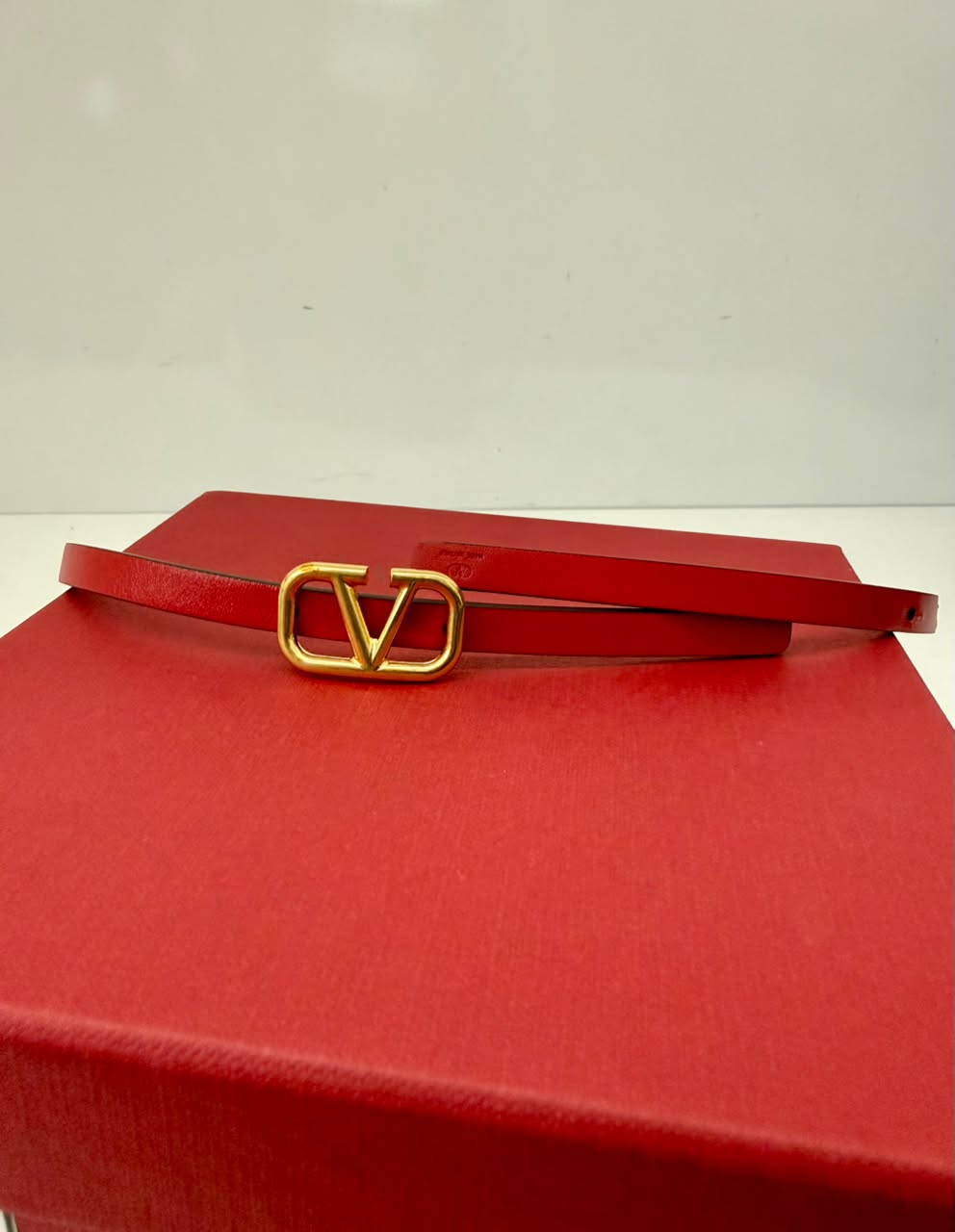 RED BLACK LEATHER REVERSIBLE NARROW V LOGO BELT 70CM