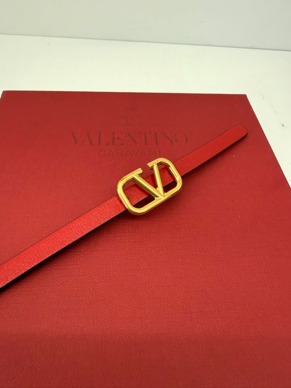 RED BLACK LEATHER REVERSIBLE NARROW V LOGO BELT 70CM