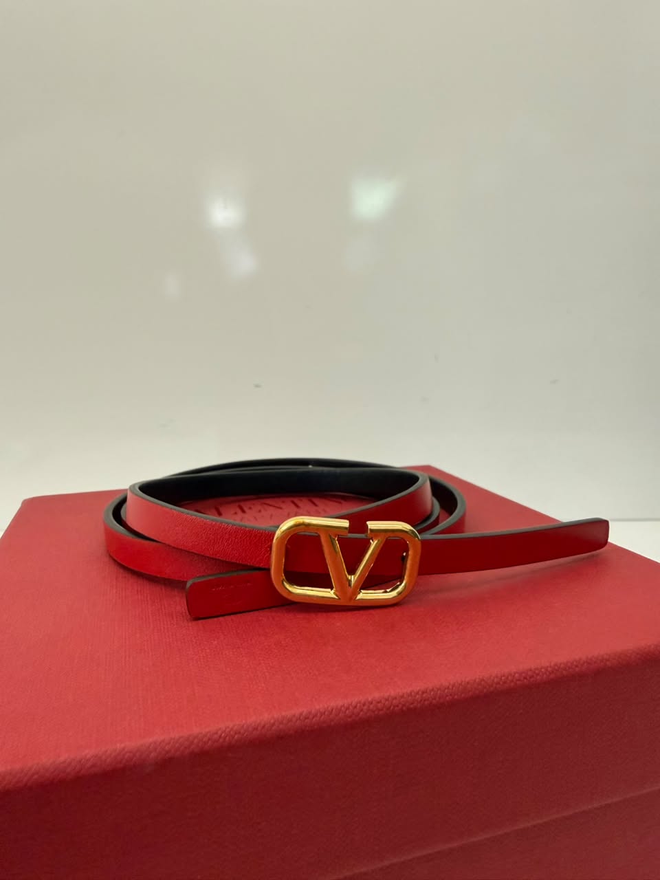 RED BLACK LEATHER REVERSIBLE NARROW V LOGO BELT 70CM