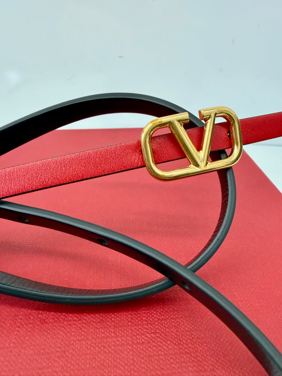 RED BLACK LEATHER REVERSIBLE NARROW V LOGO BELT 70CM