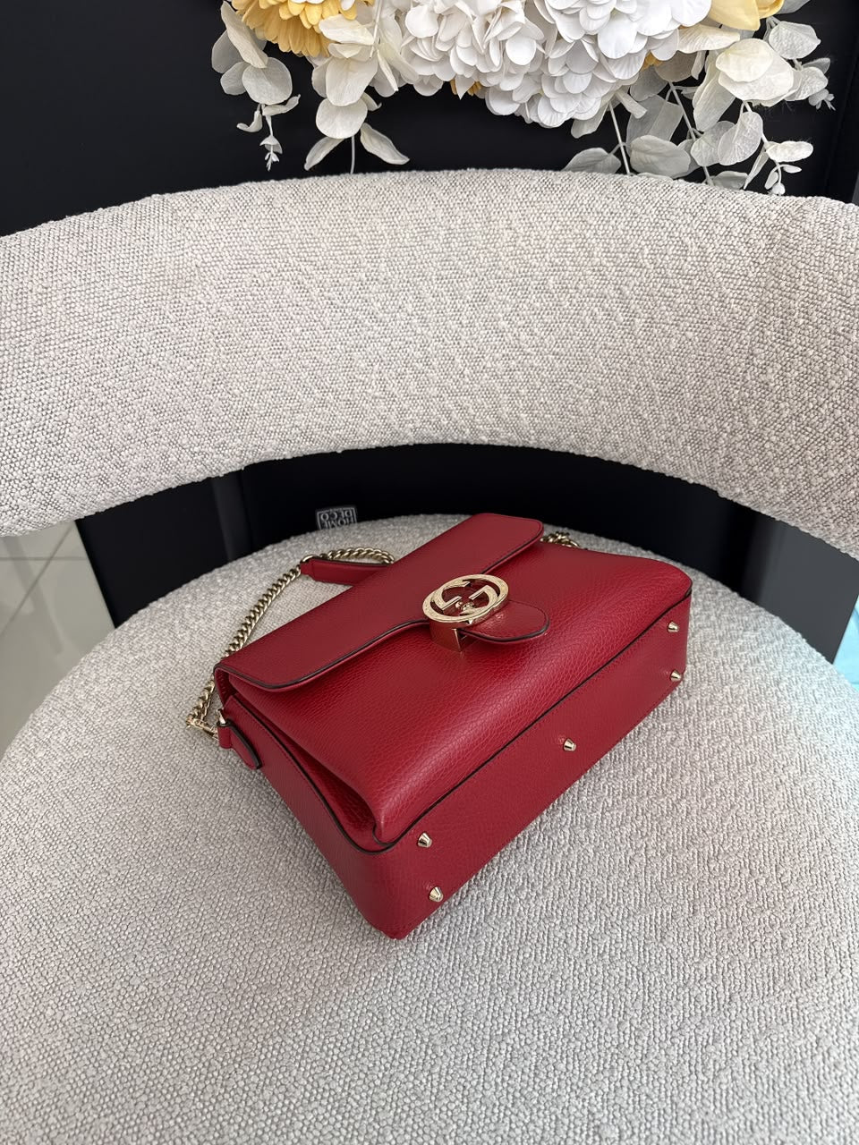 RED LEATHER INTERLOCKING TOP HANDLE SHOULDER BAG