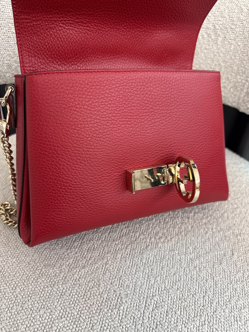 RED LEATHER INTERLOCKING TOP HANDLE SHOULDER BAG