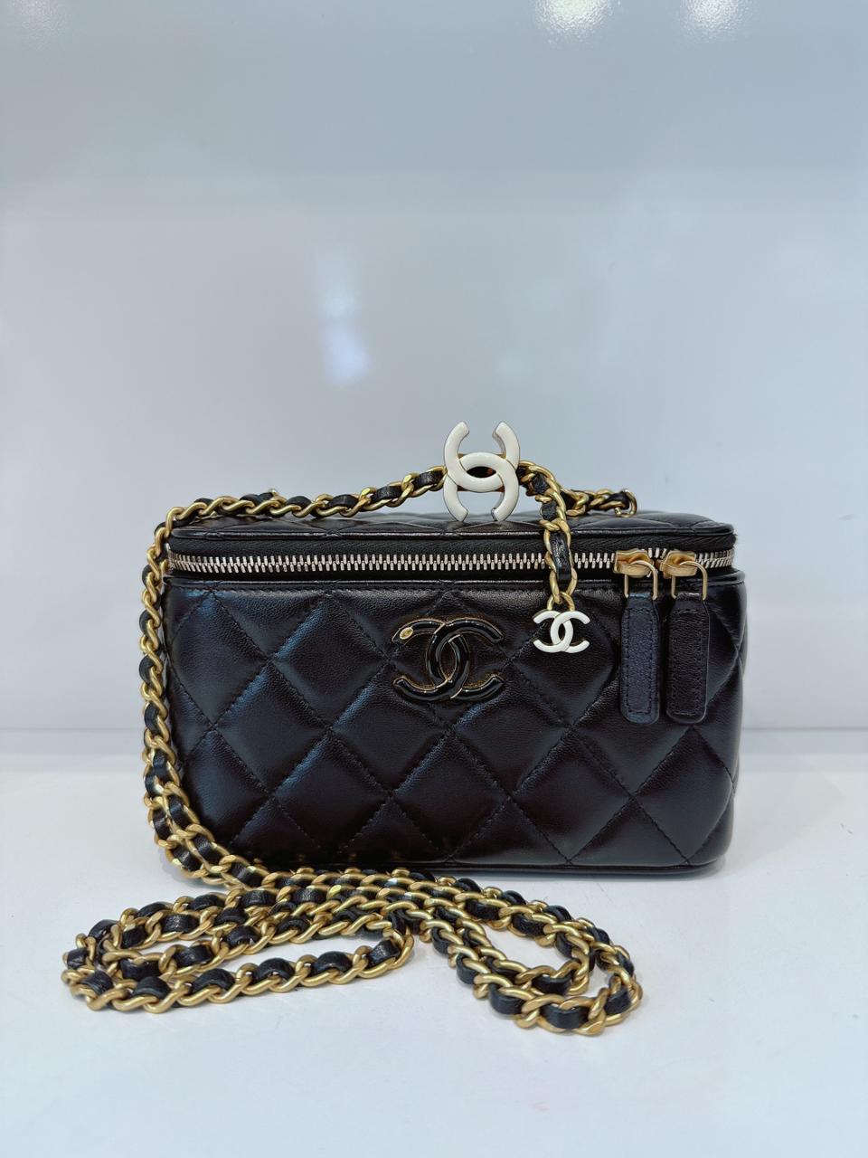BLACK LAMBSKIN ENAMEL QUILTED SMALL VANITY CASE WITH CHAIN