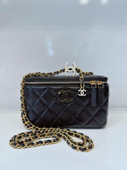 BLACK LAMBSKIN ENAMEL QUILTED SMALL VANITY CASE WITH CHAIN